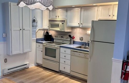Southend Condominio | Spacious 2-bedroom corner condo on the beach with pool, AC, & WiFi in Brigantine