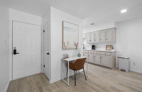 Fairhope Casa | Spacious 2 Bedroom Cottage with KING BED + Fenced Yard