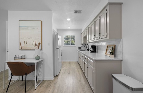 Fairhope Casa | Spacious 2 Bedroom Cottage with KING BED + Fenced Yard