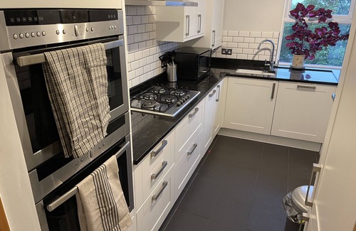 St. Mark's Apartamento | Spacious 2-Bedroom Flat Near Surbiton Station