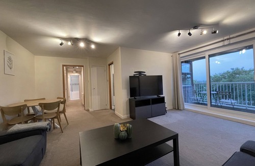 St. Mark's Apartamento | Spacious 2-Bedroom Flat Near Surbiton Station