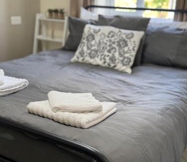 Newbury Apartamento | Spacious 2-Bedroom Flat Near Shops & Transport