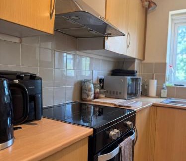 Newbury Apartamento | Spacious 2-Bedroom Flat Near Shops & Transport