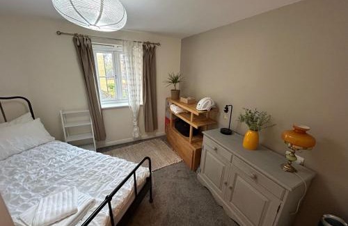 Newbury Apartamento | Spacious 2-Bedroom Flat Near Shops & Transport