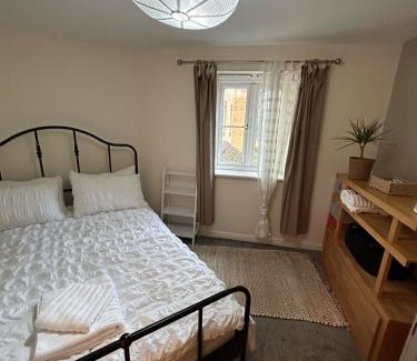 Newbury Apartamento | Spacious 2-Bedroom Flat Near Shops & Transport