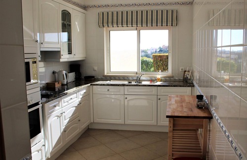 Atalaia Apartamento | Spacious 2 Bedroom ground floor apartment with communal Pool