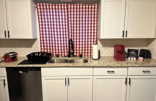 North Milwaukee Casa | Spacious 2-bedroom house with AC, 15min from Downtown Milwaukee