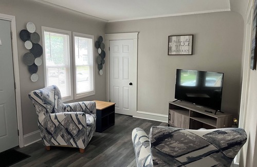 North Milwaukee Casa | Spacious 2-bedroom house with AC, 15min from Downtown Milwaukee