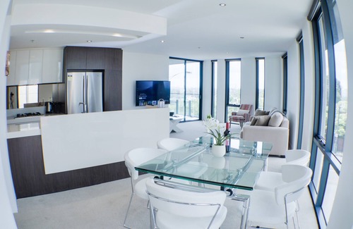 Hawthorn East Apartamento | Spacious 2-bedroom suite, luxury living, with Indoor Pool, Sauna, Gym