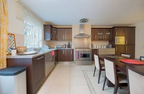 Swiss Cottage Casa | Spacious 2-bedroom Townhouse with Garden & Patio