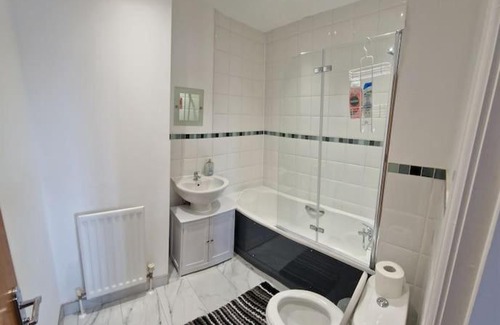 Barnet Apartamento | Spacious 2 Bedroom Town House INC Wifi & Netflix PLUS More