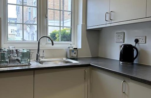 Barnet Apartamento | Spacious 2 Bedroom Town House INC Wifi & Netflix PLUS More