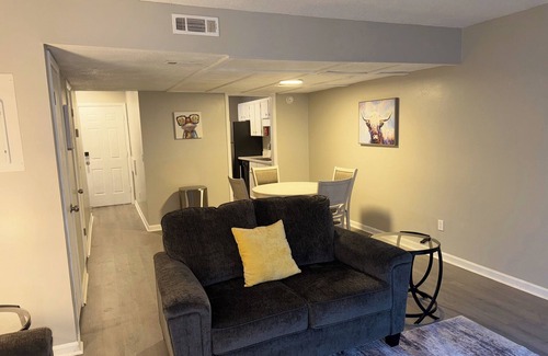 Dothan Apartamento | Spacious 2-bedroom townhouse-style apartment located in the center of Dothan.