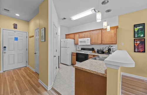 Carolina Forest Apartamento | Spacious 2 Bedroom Condo with Golf Course Views! Sleeps 4 Guests! River Oaks 48-D