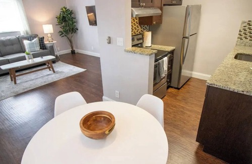 Central Oakland Park Apartamento | Spacious 2-Bedroom Apt near Beaches, Dining & Shops