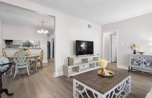 Forest Acres Casa | Spacious 2 Bedroom walking distance to shopping and Dining.