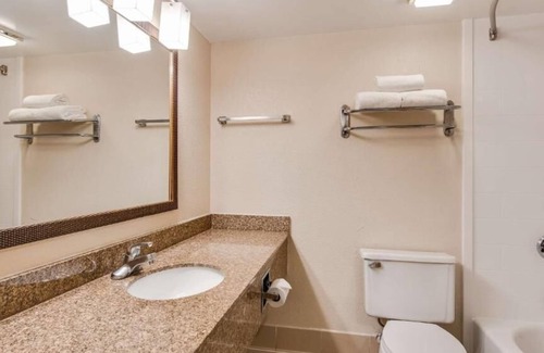 Fishers Casa | Spacious 2 Beds Room with Outdoor Pool & Free Breakfast - Perfect for Families