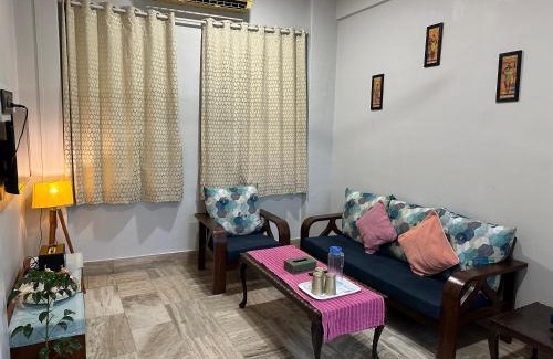 Pali Hill Apartamento | Spacious 2 BHK apartment with Balcony In Bandra