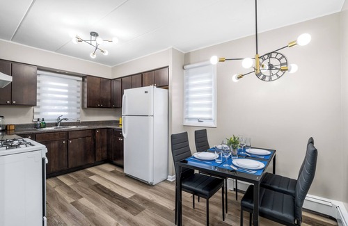 Arlington Heights Apartamento | Spacious 2-BR+King Beds+Smart TVs+Free Parking+WiFi