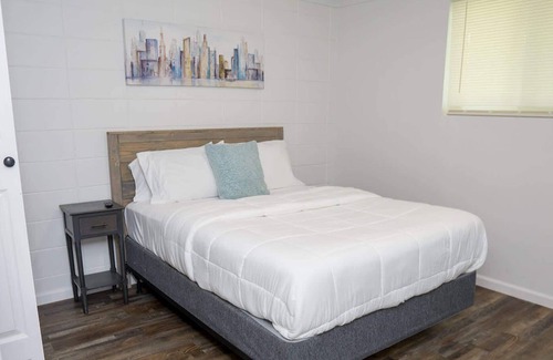 Kreole Apartamento | Spacious 2 Queens 1 Bath 3 TVs Full Kitchen