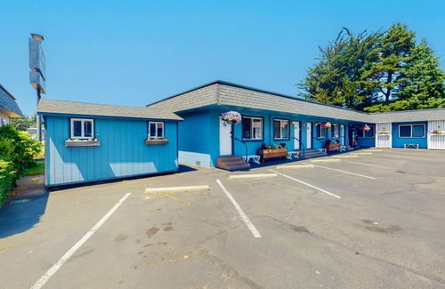 Bandon Casa | Spacious 2-room combo close to Bandon with cable, WiFi, mini-fridge - dogs OK