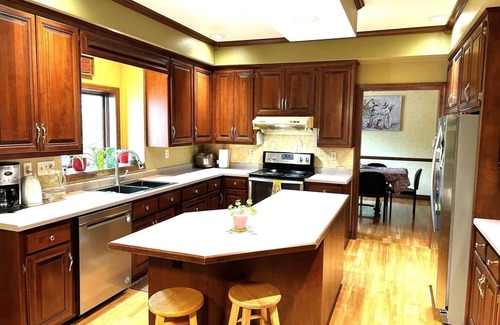 Ashwaubenon Casa | Spacious 2-story, 5-BR house in Titletown area, 1.5 mile to Lambeau