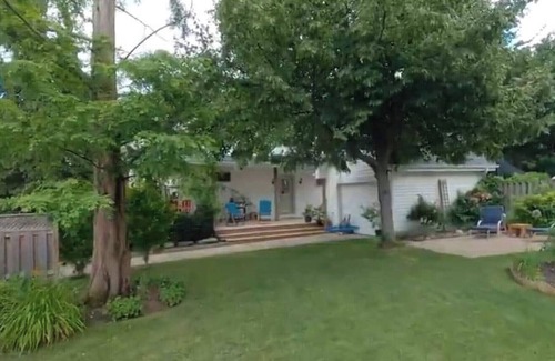 Downtown Niagara Falls Casa | Spacious 2 Story House with Beautiful Garden