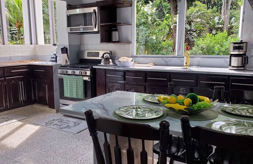 Omoa Casa | Espaciosa casa de 2 pisos con grandes areas verdes, piscina y cerca de la playa