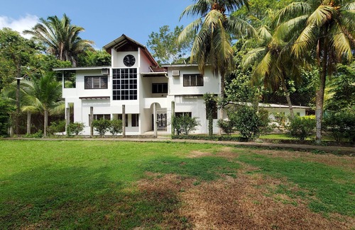 Omoa Casa | Espaciosa casa de 2 pisos con grandes areas verdes, piscina y cerca de la playa