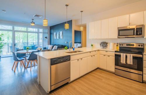 Evans Churchill Apartamento | Spacious 2BD DT - Balcony, Gym, W-D, Parking - Sleeps 8