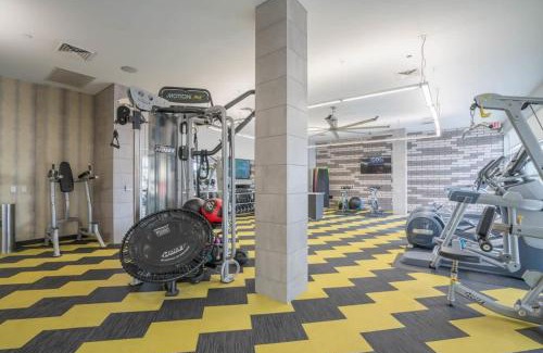Evans Churchill Apartamento | Spacious 2BD DT - Balcony, Gym, W-D, Parking - Sleeps 8