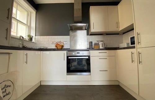 Hythe Casa | Spacious 2BD Flat with Stunning Views Folkestone