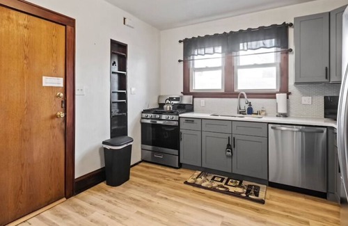 Bay View Casa | Spacious 2bd lower unit located in Bay View, pet friendly.