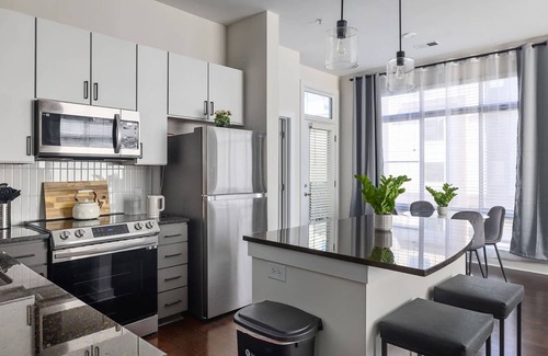 First Ward Apartamento | Spacious 2BD With Private Balcony and Free Parking 2