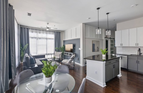 First Ward Apartamento | Spacious 2BD With Private Balcony and Free Parking 2