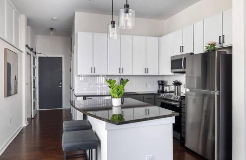 First Ward Apartamento | Spacious 2BD With Private Balcony and Free Parking 2