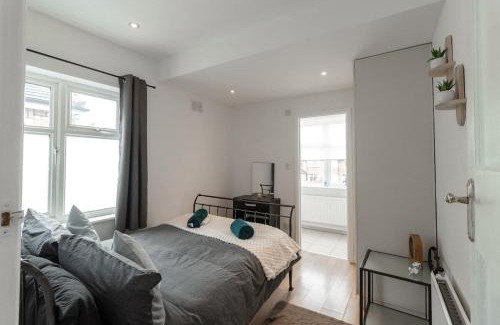London Borough of Bromley Apartamento | Spacious,2BR,2BA,High Street,Parking,WiFi