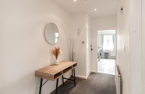 London Borough of Bromley Apartamento | Spacious,2BR,2BA,High Street,Parking,WiFi