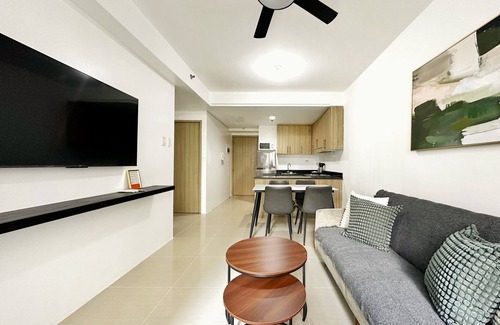 Tambo Condominio | Spacious 2BR 2CR Staycation at Shore MOA | Near Airport, Pool & Mall