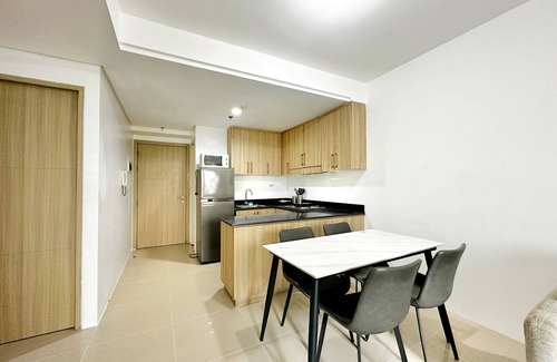 Tambo Condominio | Spacious 2BR 2CR Staycation at Shore MOA | Near Airport, Pool & Mall