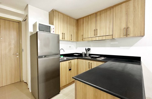 Tambo Condominio | Spacious 2BR 2CR Staycation at Shore MOA | Near Airport, Pool & Mall