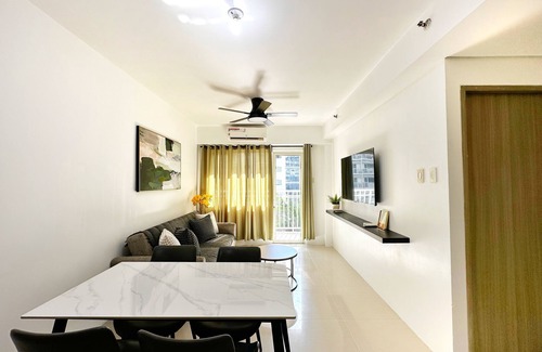 Tambo Condominio | Spacious 2BR 2CR Staycation at Shore MOA | Near Airport, Pool & Mall