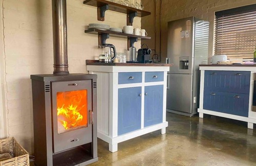 Glencairn Apartamento | Cozy guest suite w/ fireplace & hot tub (jacuzzi)