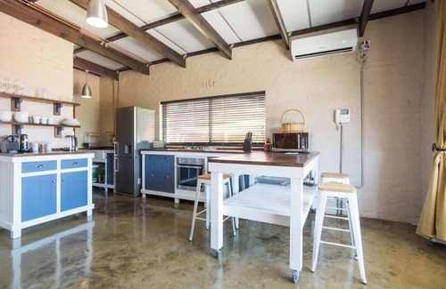 Glencairn Apartamento | Cozy guest suite w/ fireplace & hot tub (jacuzzi)