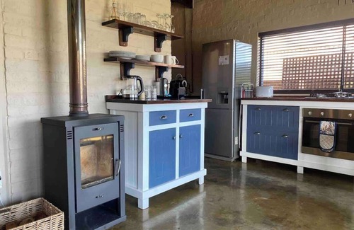 Glencairn Apartamento | Cozy guest suite w/ fireplace & hot tub (jacuzzi)