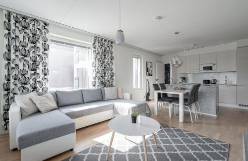 Jyvaskyla Apartamento | Spacious 2BR Apt with Sauna & Private Balcony with Lake View