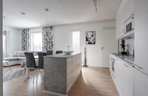Jyvaskyla Apartamento | Spacious 2BR Apt with Sauna & Private Balcony with Lake View