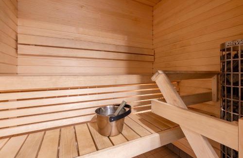 Jyvaskyla Apartamento | Spacious 2BR Apt with Sauna & Private Balcony with Lake View