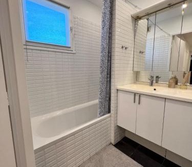 Charenton-le-Pont Apartamento | Spacious 2BR Balcony and AC