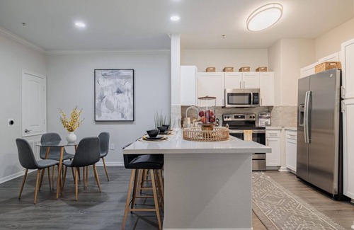 Energy Corridor Condominio | Spacious 2BR Condo at San Paloma w Pool